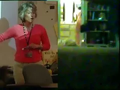 این مرد توسط مدل پورنو داغ احاطه شده بود که احاطه تصاویر دختران سکسی نشده بود ؛)