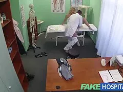 ستاره پورنو تصاویر دختران سکسی پسر را گرفت که روی شلوارش پرید
