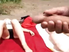 مجموعه ای از فاحشه های شلخته جوان که برهنه تصاویر دختران سکس جلوی دوربین در خانه می نشینند