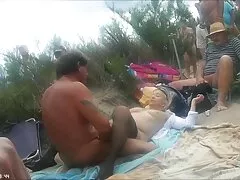 زن جوان آسیایی در پست های مختلف جایگزین بیدمشک های مرتب شده در زیر فال می شود عکس های دختران سکسی