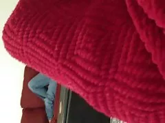 زن MILF بالغ که با بیدمشک مودار خود در خانه روی نیمکت بازی می عکس سکسی دختر و پسر کند