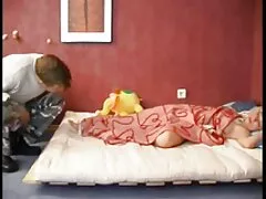یک زن جوان ژاپنی با یک گربه مو در حال تصاویر سکسی دختران عربی شستن مردی در دوش و مکیدن فالوس خود است
